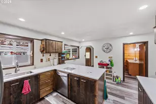 1366 Lakeshore Dr, Coos Bay, OR 97420 - Photo 15