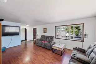 1366 Lakeshore Dr, Coos Bay, OR 97420 - Photo 11