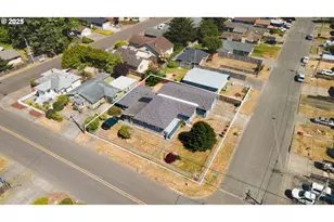 1366 Lakeshore Dr, Coos Bay, OR 97420 - Photo 41