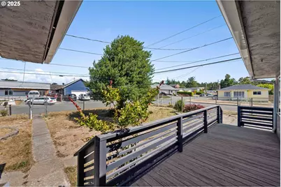 1366 Lakeshore Dr, Coos Bay, OR 97420 - Photo 33