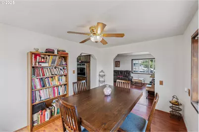 1366 Lakeshore Dr, Coos Bay, OR 97420 - Photo 13