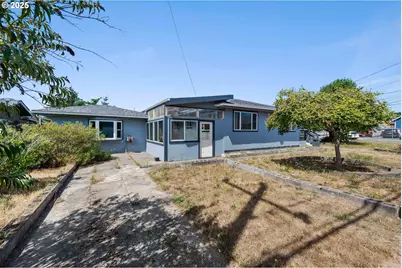 1366 Lakeshore Dr, Coos Bay, OR 97420 - Photo 3