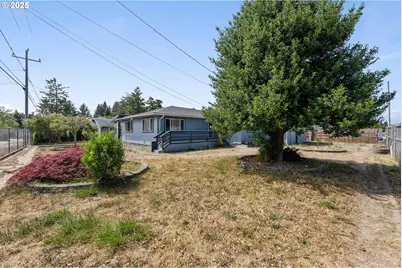 1366 Lakeshore Dr, Coos Bay, OR 97420 - Photo 35