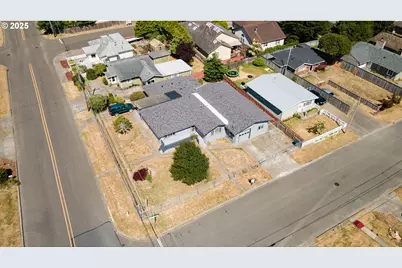 1366 Lakeshore Dr, Coos Bay, OR 97420 - Photo 39