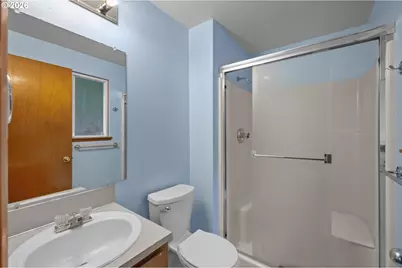 13834 SE Center St, Portland, OR 97236 - Photo 15