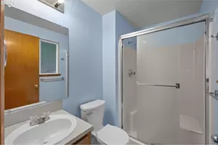 13834 SE Center St, Portland, OR 97236 - Photo 15