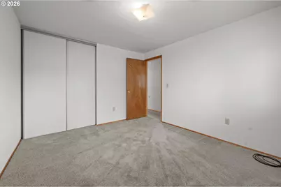 13834 SE Center St, Portland, OR 97236 - Photo 17