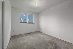 13834 SE Center St, Portland, OR 97236 - Photo 19