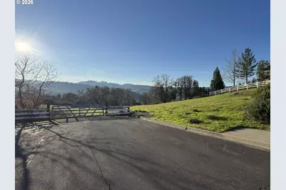 1192 W Harris Hills Dr, Roseburg, OR 97471 - Photo 1