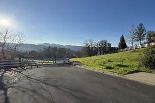 1192 W Harris Hills Dr, Roseburg, OR 97471 - Photo 1