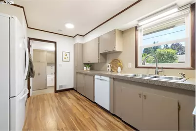 12652 NE Halsey St, Portland, OR 97230 - Photo 11
