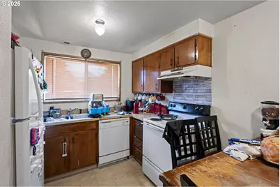 1194 R St, Springfield, OR 97477 - Photo 5