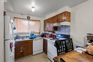 1194 R St, Springfield, OR 97477 - Photo 5