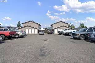 1194 R St, Springfield, OR 97477 - Photo 3