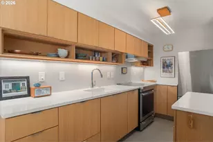 2393 SW Park Pl, Portland, OR 97205 - Photo 7