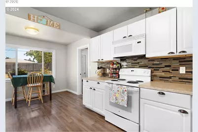 1669 Hayes St, North Bend, OR 97459 - Photo 3