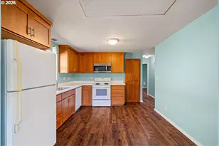 628 G St, Springfield, OR 97477 - Photo 9