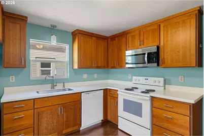 628 G St, Springfield, OR 97477 - Photo 11
