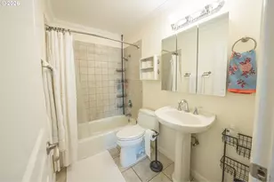 2136 SE Hawthorne Blvd, Portland, OR 97214 - Photo 23