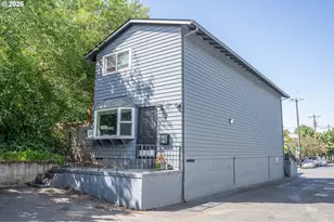 2136 SE Hawthorne Blvd, Portland, OR 97214 - Photo 3