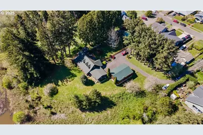 527 W 4th St, Coquille, OR 97423 - Photo 3