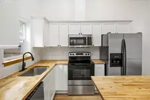 915 NE Mariners Loop, Portland, OR 97211 - Photo 9