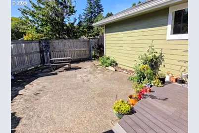 1304 Ocean Ct, Coos Bay, OR 97420 - Photo 3