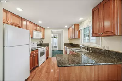 16470 SW Royalty Pkwy, Portland, OR 97224 - Photo 9