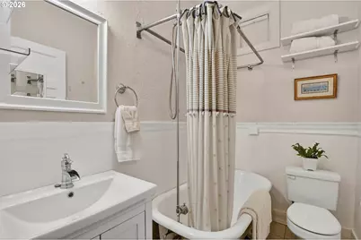 2109 NW Irving St #205, Portland, OR 97210 - Photo 5