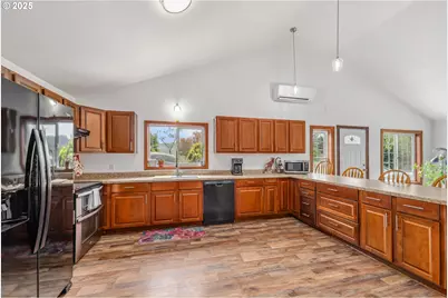 250 Valley View Rd, Sutherlin, OR 97479 - Photo 7