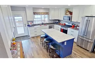 241 SE Johnson St, Winston, OR 97496 - Photo 7