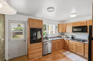 823 Arago Ave, Coos Bay, OR 97420 - Photo 9