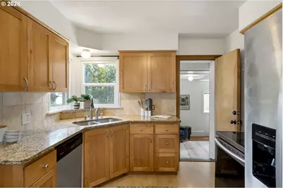 9251 SE Salmon St, Portland, OR 97216 - Photo 15