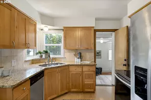 9251 SE Salmon St, Portland, OR 97216 - Photo 15