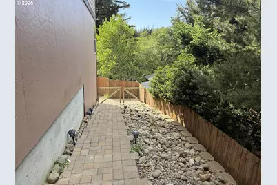 2389 Brooklyn Dr, Coos Bay, OR 97420 - Photo 23