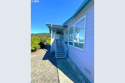 98609 Camellia Dr, Brookings, OR 97415 - Photo 17