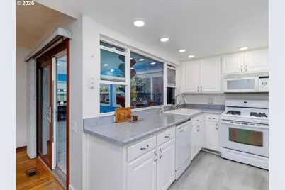 12720 SW Prince Albert St, King City, OR 97224 - Photo 11