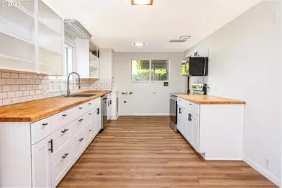 1090 Nyssa St, Junction City, OR 97448 - Photo 9