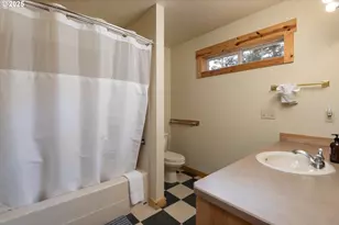 8825 SW Canyon Wren Ct, Redmond, OR 97756 - Photo 13