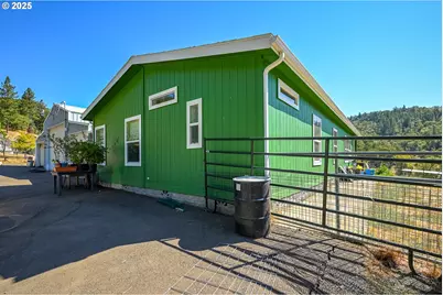1745 Rifle Range Rd, Roseburg, OR 97470 - Photo 5