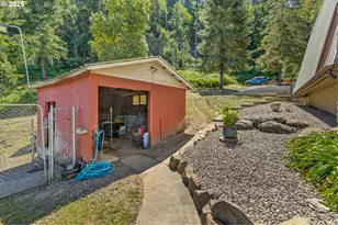 331 Hemlock Ln, Roseburg, OR 97471 - Photo 5