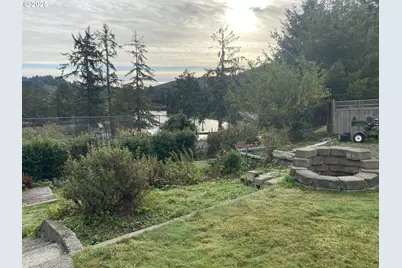 245 S 18th St, Reedsport, OR 97467 - Photo 5