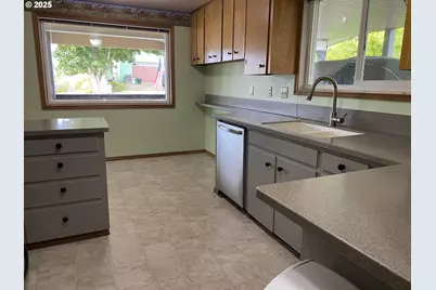 245 S 18th St, Reedsport, OR 97467 - Photo 11