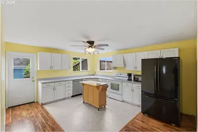 584 Exchange St, North Bend, OR 97459 - Photo 9