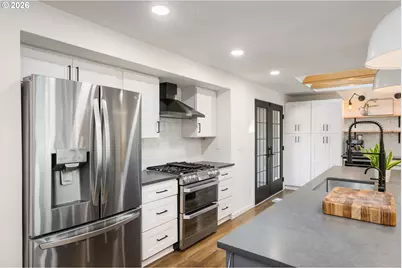 9942 SW 52nd Ave, Portland, OR 97219 - Photo 17