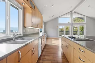 5239 N Emerson Dr, Portland, OR 97217 - Photo 9