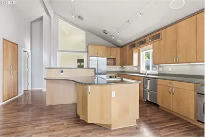 5239 N Emerson Dr, Portland, OR 97217 - Photo 13