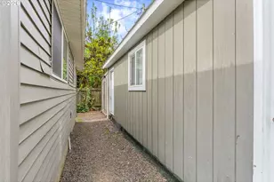 381 NE Wisconsin St, White Salmon, WA 98672 - Photo 9