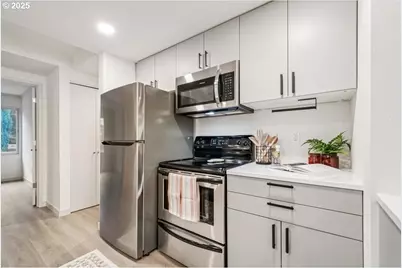 87 N Hayden Bay Dr, Portland, OR 97217 - Photo 7