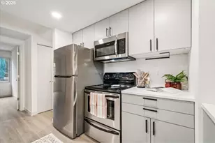 87 N Hayden Bay Dr, Portland, OR 97217 - Photo 7